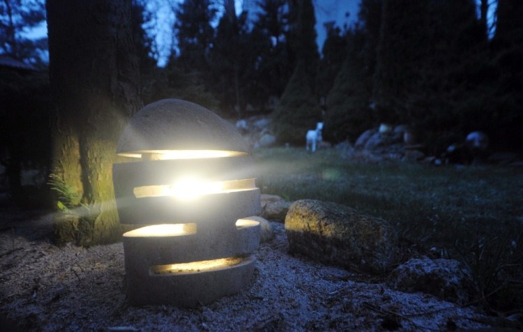 Садовые светильники из камня