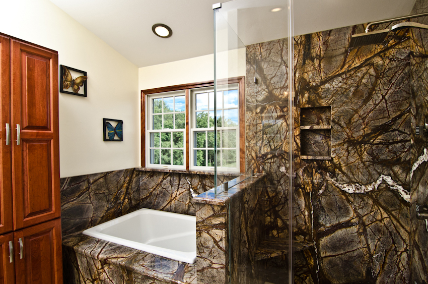 Отделка ванной комнаты мрамором forest brown
